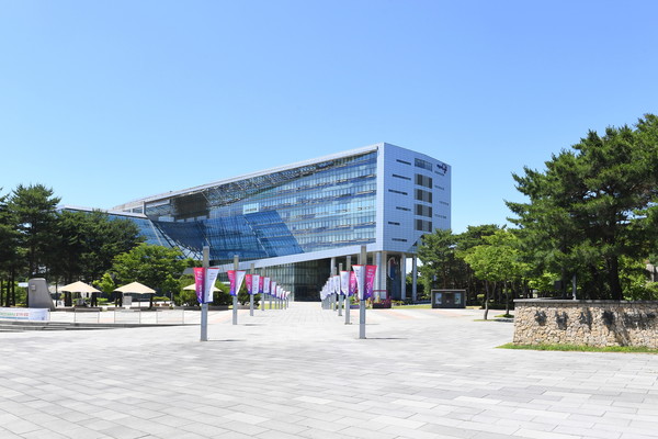 성남시의 지난해 살림살이 규모는 6조4514억원. 재정건전성은 우수. 사진은 성남시청 전경. 사진/성남시