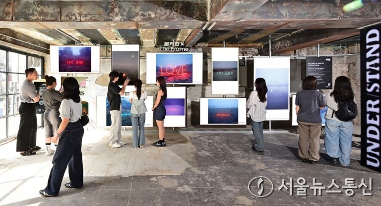 삼성전자가 다음달 14일까지 프로세스 이태원에서 하퍼스 바자와 함께  전시를 진행한다고 23일 밝혔다. 사진은 삼성전자 모델이 에서 라이프스타일 TV 삼성 ‘더 프레임’을 활용한 10M 길이의 대형 아트 월을 체험하고 있는 모습. (2024.08.23) / 사진 = 삼성전자 제공   
