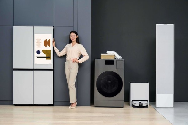 삼성전자 모델이 인공지능(AI) 음성비서 ‘빅스비(Bixby)’가 적용돼 음성 명령으로 더욱 손쉽게 제어할 수 있는 ‘비스포크 AI 가전’을 소개하고 있다. / 삼성전자 제공