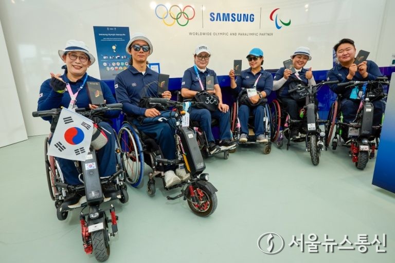 국제패럴림픽위원회(IPC)의 공식 파트너 삼성전자가 28일 개막하는 ‘2024 파리 패럴림픽’에 맞춰 혁신적인 모바일 기술을 제공하고 다양한 파트너십 활동을 본격 진행한다고 27일 밝혔다. 사진은 대한민국 장애인 양궁 대표팀 선수들이 2024 파리 올림픽·패럴림픽 선수촌에 마련된 삼성 올림픽 체험관에서 기념 촬영을 하는 모습. (2024.08.27) / 사진 = 삼성전자 제공