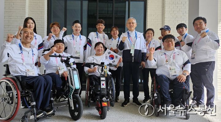 유인촌 문화체육관광부 장관이 29일(현지시각) 프랑스 파리 패럴림픽 선수촌을 방문해 선수단을 격려하고 기념촬영을 하고 있다. (2024.08.30) / 사진 = 문화체육관광부 제공