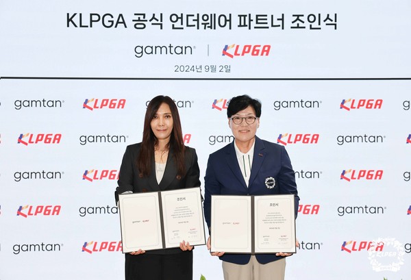 KLPGA 공식 언더웨어 파트너 조인식에서 그리티 조혜선 부사장과 KLPGT 이영미 대표이사(오른쪽)가 기념 촬영 하고 있다. (사진제공 KLPGT)