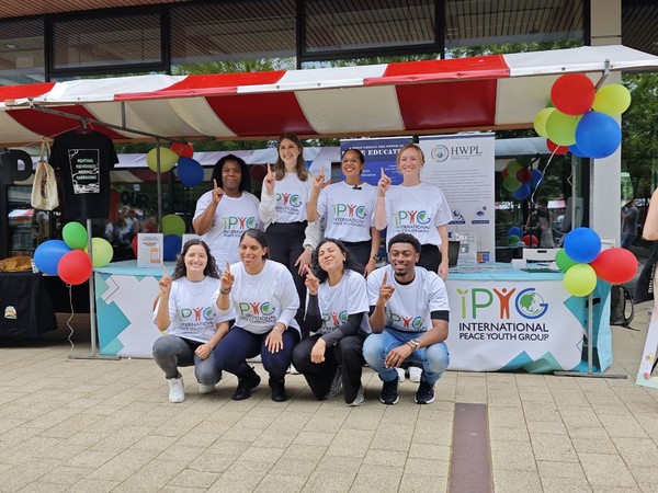 지난달20일 네덜란드 로테르담 에라스무스 대학교에서 열린 유레카위크(Eureka Week) 신입생 오리엔테이션에서 IPYG 봉사자들이 홍보부스 앞에서 단체 사진을 찍고 있다. (사진제공 IPYG)