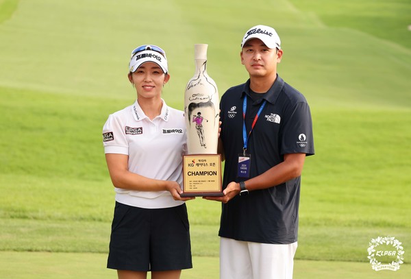 배소현 제13회 KG레이디스오픈 FR 캐디와 함께 우승 트로피 (사진제공 KLPGT)