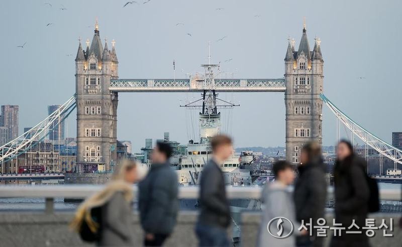 지난 1월 28일 사람들이 영국 런던브릿지를 지나가고 있다. (사진/신화통신)