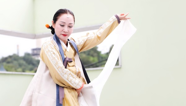 '한국전통교방춤 홍보대사' 천명선 명무의 '교방춤' 장면. (사진제공 부지화예술단)