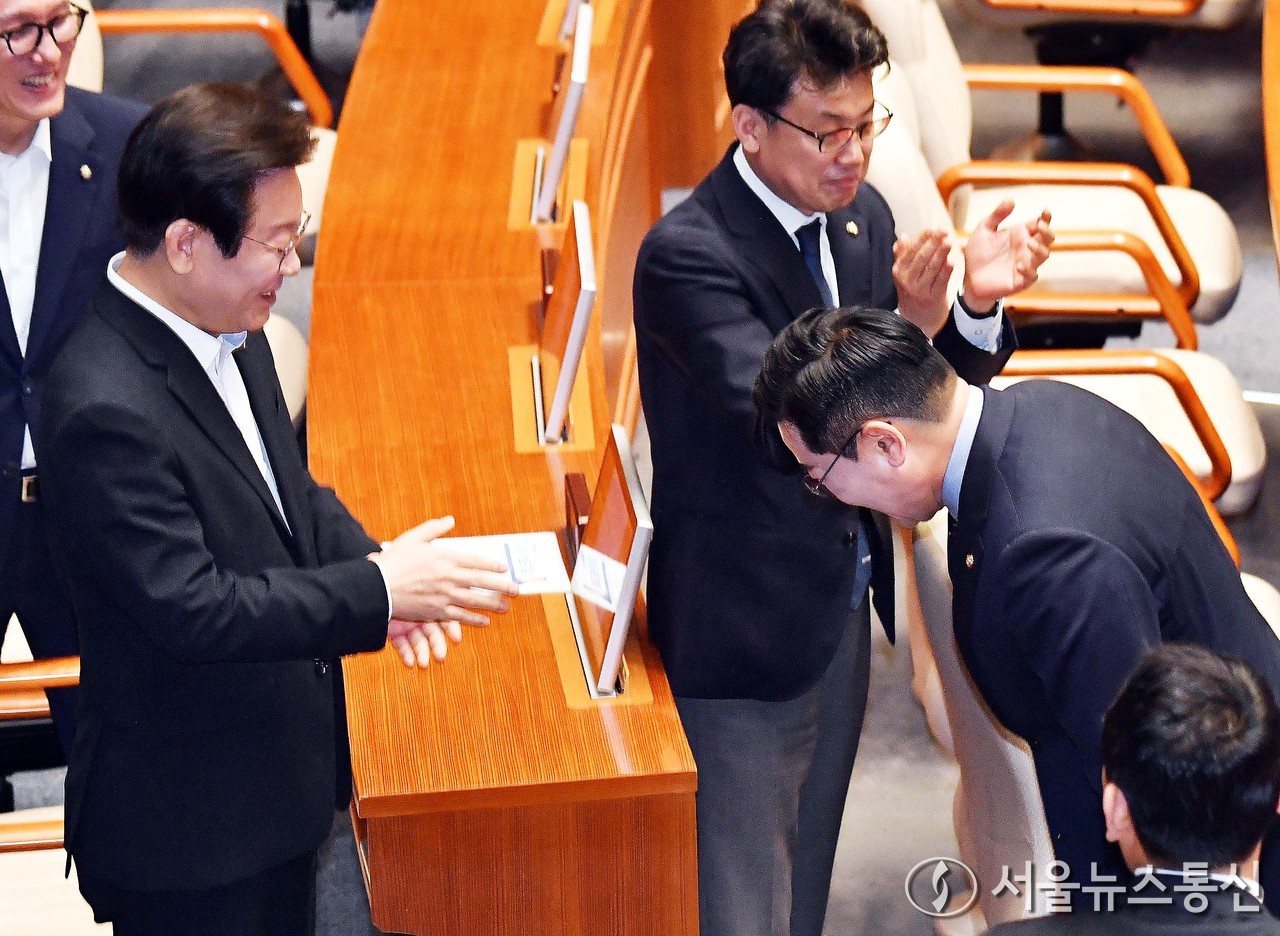 박찬대 더불어민주당 원내대표가 4일 오전 서울 여의도 국회에서 열린 제418회국회(정기회) 제2차 본회의에서 국정에 관한 교섭단체대표연설을 마치고 이재명 대표에게 인사하고 있다. (2024.09.04) / 사진 = 서울뉴스통신 신현성 기자