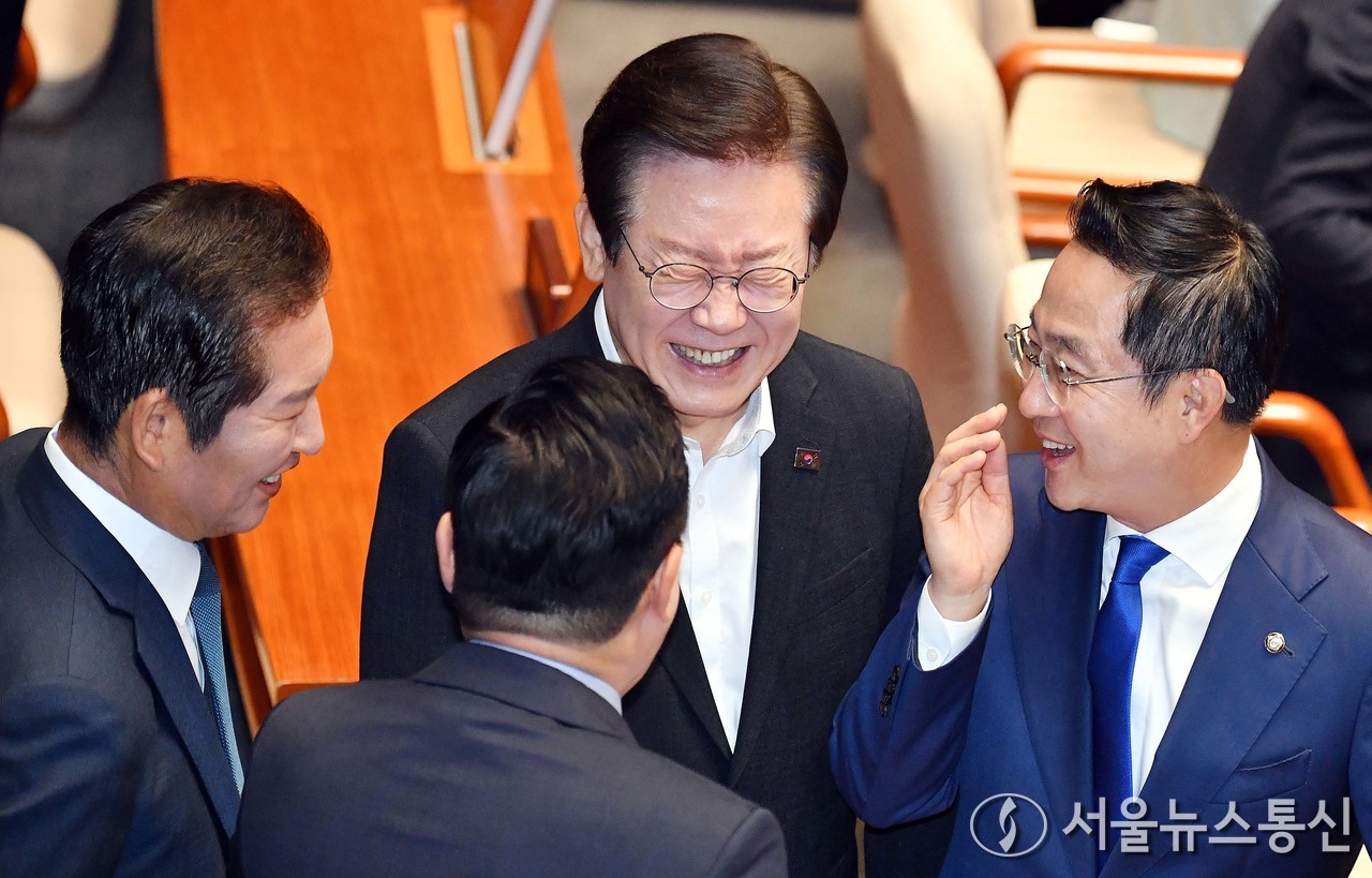 이재명 더불어민주당 대표와 박찬대 원내대표, 박성준 원내수석부대표, 정청래 의원이 4일 오전 서울 여의도 국회에서 열린 제418회국회(정기회) 제2차 본회의에서 대화하고 있다. (2024.09.04) / 사진 = 서울뉴스통신 신현성 기자