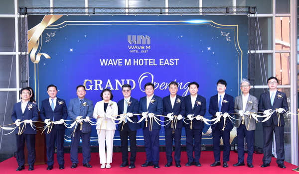 이날 그랜드오픈행사에는 웨이브엠호텔 이상만 대표를 비롯, 임병택 시흥시장, 시흥시의회 오인열 의장, 거북섬 발전위원회 김선태 위원장, 시흥시 소상공인연합회 조성기 회장, 시흥시 소부장경영인협회 김진대 회장, 시흥시 기업인협회 이명열 회장, 시흥산업진흥원 유병욱 원장, 시흥도시공사 전동선 사장, 건국대 서병로 교수, 시화병원 방효소 행정원장, 웨이브파크 김윤준 대표, 협성대 이민상 교수(前학장), 우암건설 김영수 대표, 웨이브엠호텔협의회 이용관 회장, 웨이브엠호텔협의회 유창완 부회장, 웨이브엠호텔 운영사 다인알엠씨 천수봉 대표, 시흥농협 임진우 지부장 등과 시흥시 주민자치협의회 회장단 등 200여명이 참석, 성황을 이뤘다. (사진제공 웨이브엠호텔)