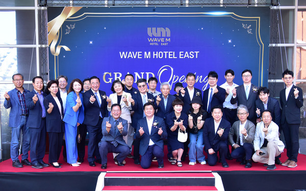 이날 그랜드오픈행사에는 웨이브엠호텔 이상만 대표를 비롯, 임병택 시흥시장, 시흥시의회 오인열 의장, 거북섬 발전위원회 김선태 위원장, 시흥시 소상공인연합회 조성기 회장, 시흥시 소부장경영인협회 김진대 회장, 시흥시 기업인협회 이명열 회장, 시흥산업진흥원 유병욱 원장, 시흥도시공사 전동선 사장, 건국대 서병로 교수, 시화병원 방효소 행정원장, 웨이브파크 김윤준 대표, 협성대 이민상 교수(前학장), 우암건설 김영수 대표, 웨이브엠호텔협의회 이용관 회장, 웨이브엠호텔협의회 유창완 부회장, 웨이브엠호텔 운영사 ㈜다인알엠씨 천수봉 대표, 시흥농협 임진우 지부장 등과 시흥시 주민자치협의회 회장단 등 200여명이 참석해 성황을 이뤘다. (사진제공 웨이브엠호텔)