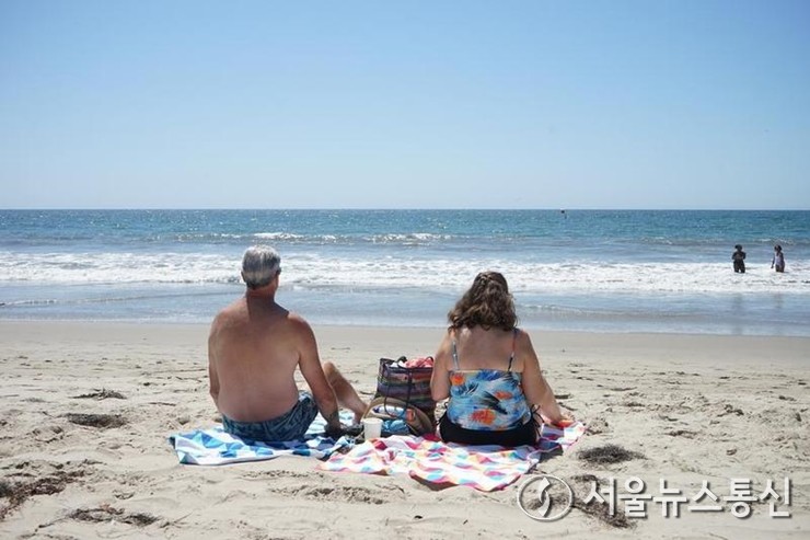 4일 미국 캘리포니아주 로스앤젤레스의 산타모니카 해변가에서 사람들이 더위를 피하고 있다. 2024.9.4/신화통신