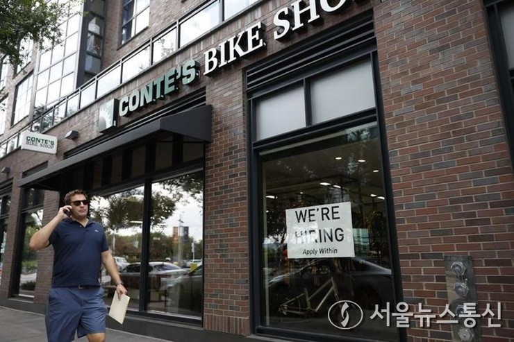 5일 한 남성이 미국 워싱턴 DC의 한 창문에 채용 공고옆을 지나가고 있다. 신화통신