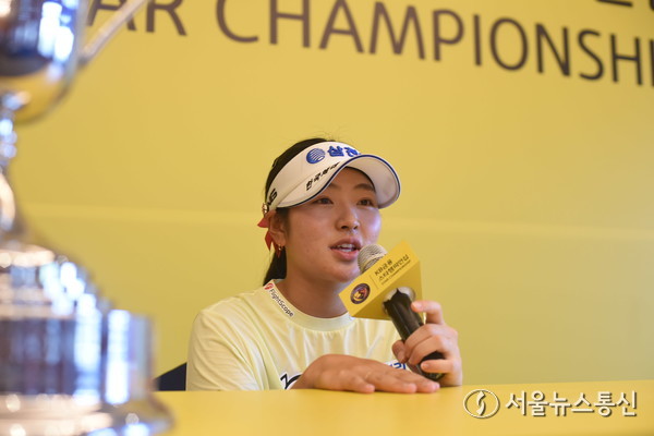 8일 경기 블랙스톤 이천에서 열린 KB금융 스타 챔피언십 파이널 라운드에서 ‘루키’로생애 첫 우승한 유현조가 기자회견서 우승 소감을 밝히고 있다. 사진 이민희 기자