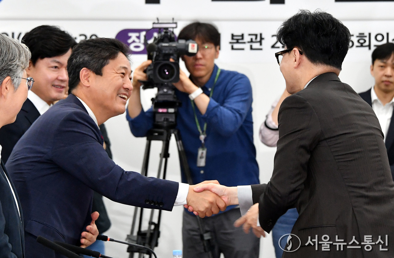 한동훈(오른쪽) 국민의힘 대표와 김영배 더불어민주당 의원이 9일 오전 서울 여의도 국회에서 열린 '지역당 부활과 정당정치 활성화를 위한 국회토론회'에서 악수하고 있다. (2024.09.09) / 사진 = 서울뉴스통신 신현성 기자