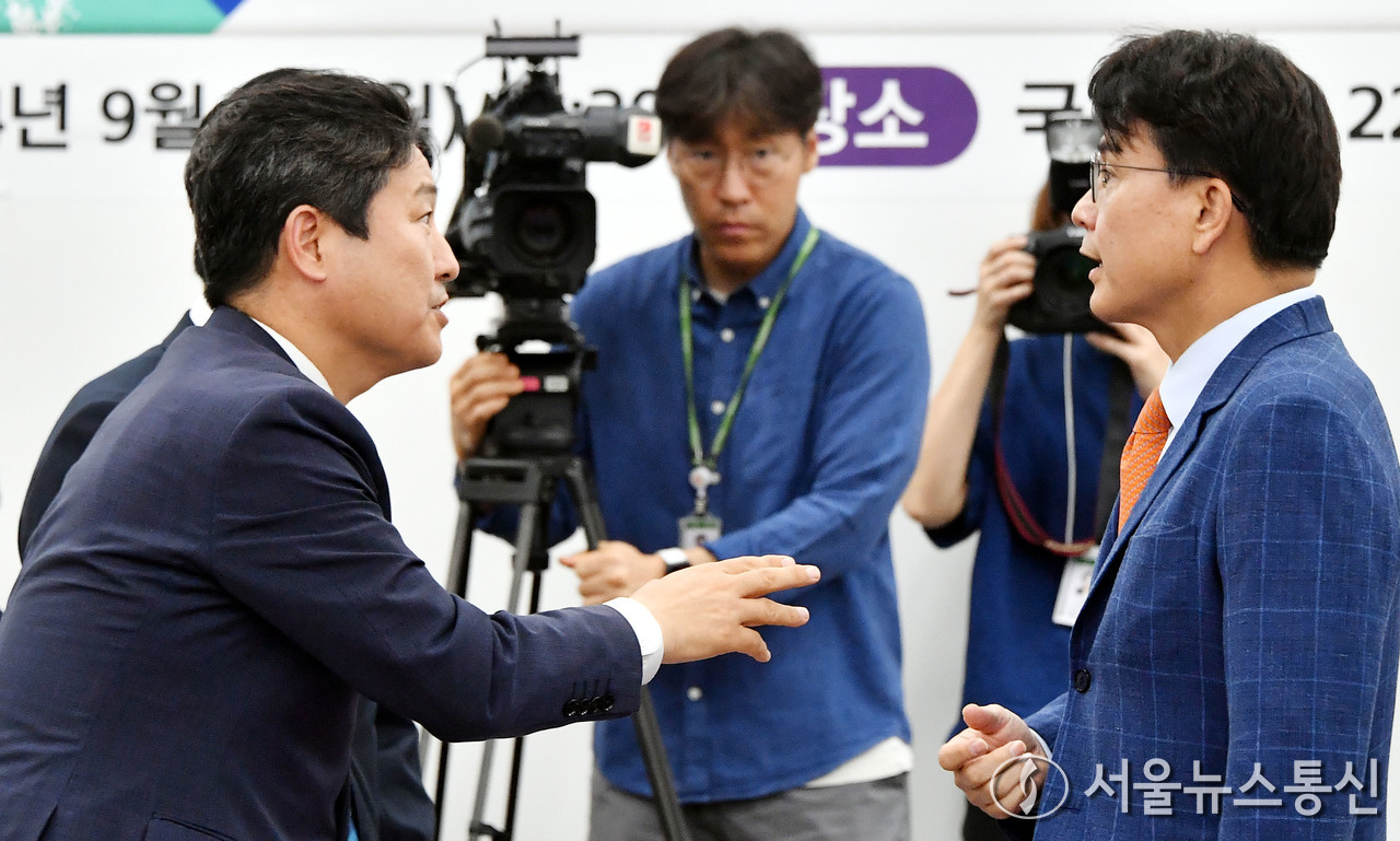 윤상현(오른쪽) 국민의힘 의원과 김영배 더불어민주당 의원이 9일 오전 서울 여의도 국회에서 열린 '지역당 부활과 정당정치 활성화를 위한 국회토론회'에서 대화하고 있다. (2024.09.09) / 사진 = 서울뉴스통신 신현성 기자