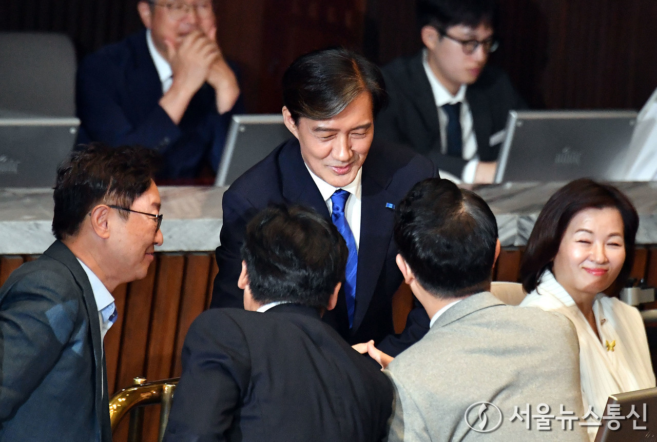 조국 조국혁신당 대표가 9일 오후 서울 여의도 국회에서 열린 제418회국회(정기회) 제4차 본회의에서 비교섭단체 대표연설을 마친 뒤 동료 의원들과 인사하고 있다. (2024.09.09) / 사진 = 서울뉴스통신 신현성 기자