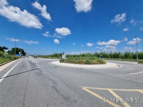 무안국제공항 진출입 창포회전교차로 화단에 잡초만 무성하게 자라 있다. / 사진 = 박남호 기자