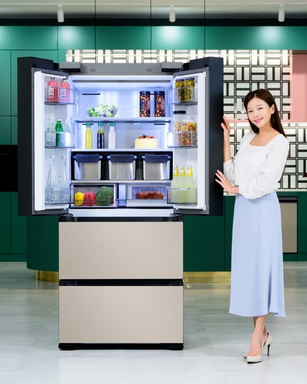  삼성전자 모델이 ‘비스포크 AI 김치플러스’를 소개하고 있다. / 삼성전자 제공