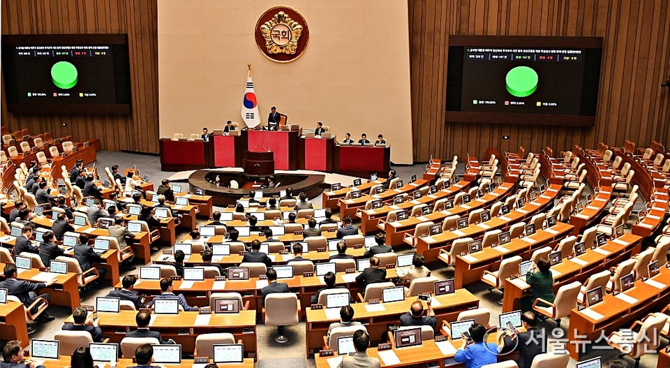 19일 오후 서울 여의도 국회에서 열린 제418회 국회(정기회) 제8차 본회의에서 '윤석열 대통령 배우자 김건희의 주가조작 사건 등의 진상규명을 위한 특별검사 임명 등에 관한 법률안(대안)'이 재적 300인, 재석 167인, 찬성 167인으로 가결되고 있다. (2024.09.19) / 사진 = 서울뉴스통신 신현성 기자