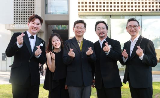 이상일 용인특례시장(사진중앙)이 추석 마지막 연휴인 18일 오후 시민과 함께 클래식 공연을 마친 후 참가한 성악가들과 함께 기념촬영을 하고 있다. 사진/용인특례시