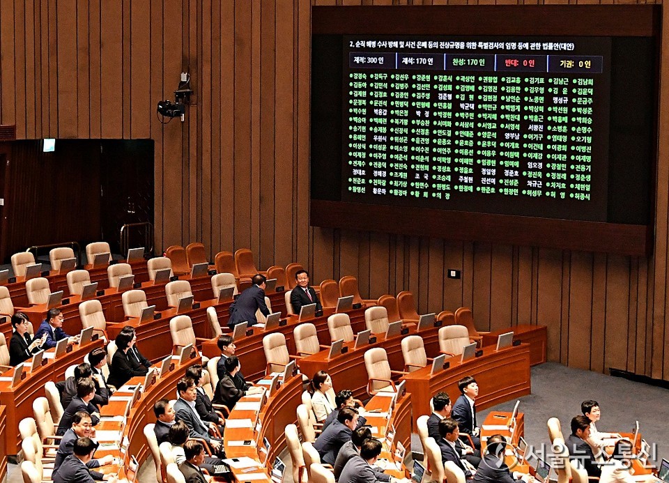 이상민 행정안전부 장관과 박성재 법무부 장관이 19일 오후 서울 여의도 국회에서 열린 제418회국회(정기회) 제8차 본회의에서 채해병 특검법 투표를 지켜보며 대화를 하고 있다. (2024.09.19) / 사진 = 서울뉴스통신 신현성 기자