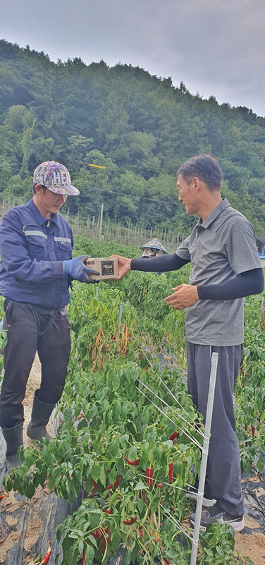 법전면 법전리 주민 신윤(전 법전면 노인회장)씨는 최근 법전면사무소에 코로나등 전염병 유행 우려에도 마스크 구입이 어려운 주민에게 전달해달라며 마스크 3,000여 장을 보내왔다.