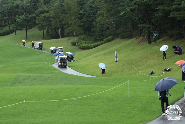 대보하우스디오픈 1R 경기중단 철수하는 갤러리 (KLPGA 사진제공)