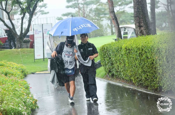대보하우스디오픈 1R 경기중단 철수하는 선수와 캐디 (KLPGA 사진 제공)