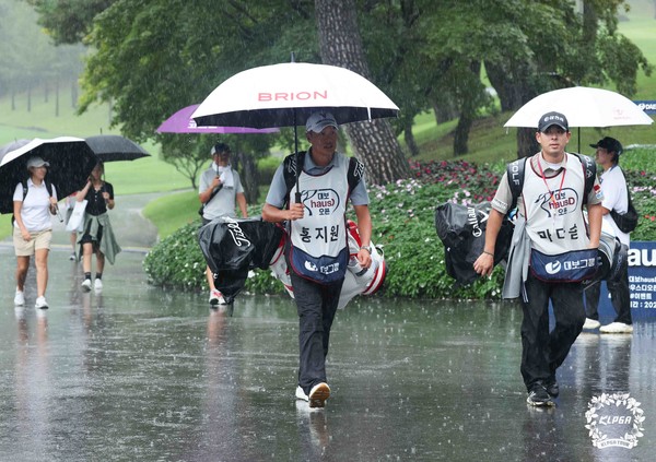 대보하우스디오픈 1R 경기중단 철수하는 캐디 (KLPGA 사진제공)