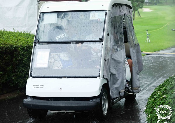 대보하우스디오픈 1R 경기중단 카트 타고 철수하는 선수들 (KLPGA 사진제공)