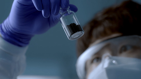 LG화학 연구원이 배터리 양극재 샘플을 보고있다. (LG화학 사진제공)