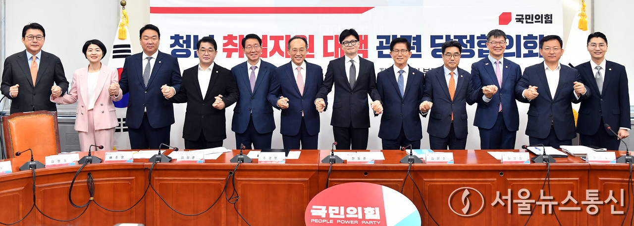한동훈 국민의힘 대표가 24일 오전 서울 여의도 국회에서 열린 청년 취업지원 대책 관련 당정협의회에서 추경호 원내대표, 김문수 고용노동부 장관 등 국무위원들과 기념촬영하고 있다. (2024.09.24) / 사진 = 서울뉴스통신 이민희 기자