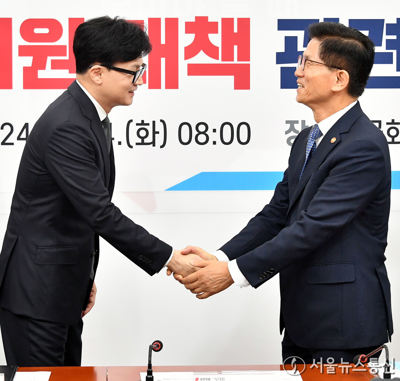한동훈 국민의힘 대표가 24일 오전 서울 여의도 국회에서 열린 청년 취업지원 대책 관련 당정협의회에서 김문수 고용노동부 장관과 악수하고 있다. (2024.09.24) / 사진 = 서울뉴스통신 이민희 기자