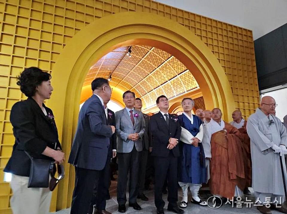 최응천(가운데) 국가유산청장이 24일 충북 보은 법주사에 새롭게 개관한 성보박물관을 방문해 내부를 둘러보고 있다. (2024.09.24) / 사진 = 국가유산청 제공