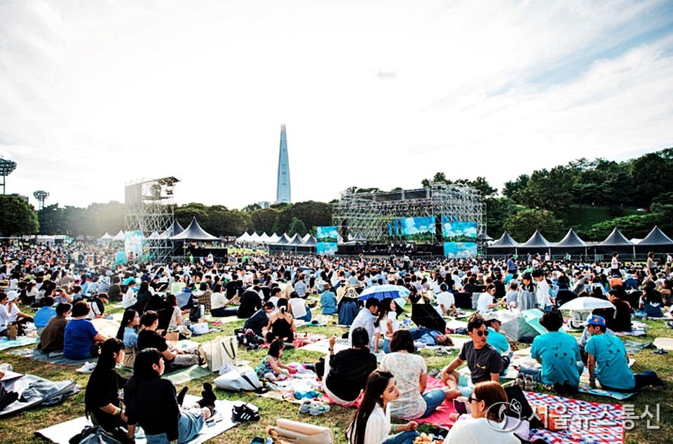 공연 관람부터 놀거리, 먹거리를 모두 기부로 즐길 수 있는 '2024 아트 포레스트 페스티벌'이 내달 5일 서울 송파구 올림픽공원 88잔디마당에서 열린다. 사진은 지난 2023년 아트 포레스트 페스티벌 현장 모습 (2024.09.25) / 사진 = 한국문화예술위원회 제공