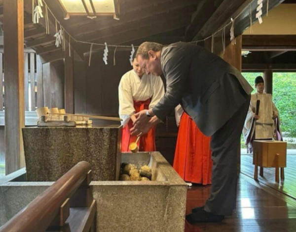 지난 9월 초 주일 우크라이나 대사가 야스쿠니 신사에 방문한 모습 / 사진 = 서경덕교수팀 제공