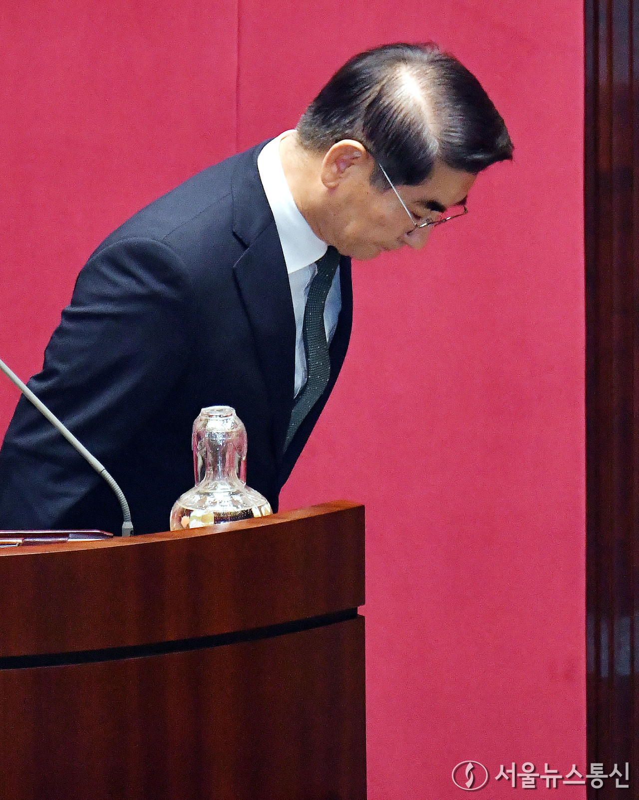 김용현 신임 국방부 장관이 26일 서울 여의도 국회에서 열린 제418회국회(정기회) 제9차 본회의에서 신임 국무위원 인사말을  하기 앞서 의원들 향해 인사하고 있다. (2024.09.26) / 사진 = 서울뉴스통신 신현성 기자