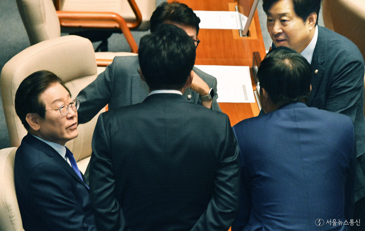 이재명 더불어민주당 대표와 김민석 최고위원 등이 26일 오후 서울 여의도 국회에서 열린 제418회국회(정기회) 제9차 본회의에서 대화하고 있다. (2024.09.26) / 사진 = 서울뉴스통신 신현성 기자