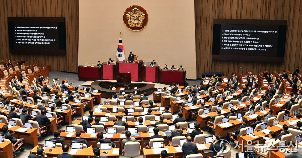 26일 오후 서울 여의도 국회에서 열린 제418회국회(정기회) 제9차 본회의에서 방송 4법과 '전 국민 25만원 지원법'(민생회복지원금지급 특별조치법), '노란봉투법'(노동조합·노동관계조정법 개정안)에 대한 재표결을 하고 있다. (2024.09.26) / 사진 = 서울뉴스통신 신현성 기자