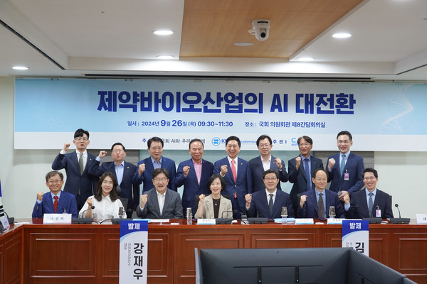 국회 AI와 우리의 미래 공동대표 최수진 의원의 개회사로 시작한 행사에는 권성동 의원과 김기현 의원을 비롯해 10명의 의원들이 함께 참석해 AI 제약바이오산업의 성장과 지원을 위해 함께 뜻을 모았다.