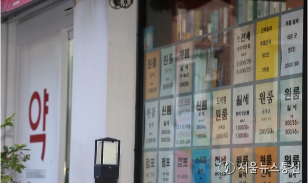 서울지역 부동산에 웰서, 원룸 광고지가 붙어 있는 모습. / 사진 = 서울뉴스통신 이성현 기자
