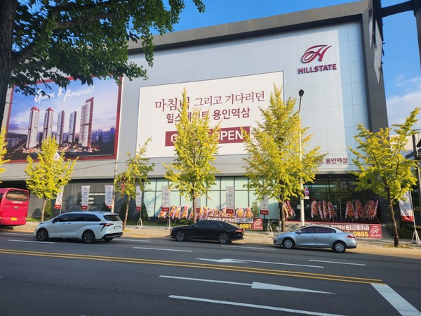 용인 수지 동천 지역에 마련된 홍보관 모습. 홍보관 외벽에 마치 국내 굴지의 00사가 시공하는 것처럼 조합원들을 호도하기 위해 관련회사의 00 공동 주택 브랜드가 명기되어 있다. 시공사 선정은 조합결성 후 조합원 총회에서 결정될 법적사안이다. 사진/독자제공