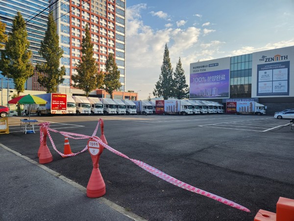 홍보관 주차장에 정렬되어 있는 조합원 모집을 위한 홍보용 차량. 이들 차량 옆면 등에도 마치 00사가 시공하는 것처럼 차량에 사인보드를 부착해 놓았다.