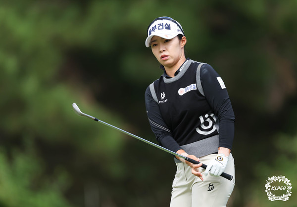 김수지 2024 동부건설 한국토지신탁챔피언십 1R 4번홀 칩샷후 볼 방향 확인 (사진제공 KLPGA)