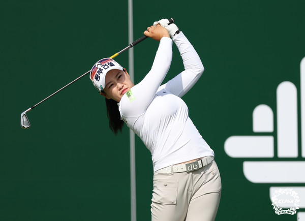지한솔 2024 동부건설 한국토지신탁챔피언십 1R 4번홀 티샷 (사진제공 KLPGA)