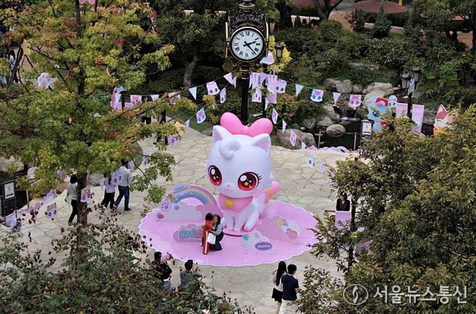 신세계사이먼 시흥 프리미엄 아울렛은 오는 27일까지 SAMG엔터의 신작 애니메이션 ‘위시캣’과 함께하는 오프라인 캠페인을 펼친다고 14일 밝혔다. 시흥 프리미엄 아울렛 센트럴 가든에는 초대형 아이냥 입체 조형물과 20종 위시캣 전 라인업 포토존이 들어서 인기 캐릭터와 함께 특별한 추억을 남길 수 있다. 현장에서 즐길 수 있는 즉석 사진부스, 랜덤 자판기, 게임기 등도 설치됐으며, 아동관 앞의 팝업 스토어에서는 피규어, 인형 등 다양한 인기 캐릭터 상품을 구매할 수 있다. (2024.10.14) / 사진 = 신세계사이먼 제공