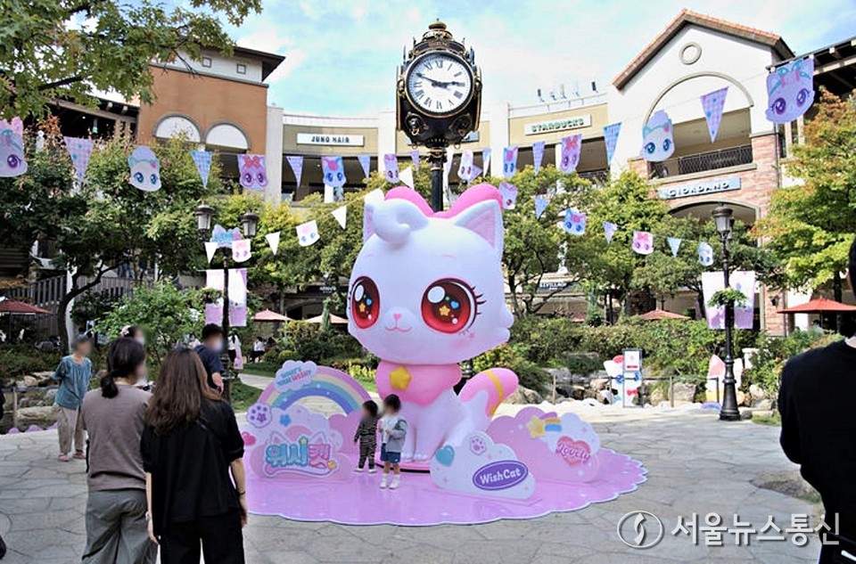 신세계사이먼 시흥 프리미엄 아울렛은 오는 27일까지 SAMG엔터의 신작 애니메이션 ‘위시캣’과 함께하는 오프라인 캠페인을 펼친다고 14일 밝혔다. 시흥 프리미엄 아울렛 센트럴 가든에는 초대형 아이냥 입체 조형물과 20종 위시캣 전 라인업 포토존이 들어서 인기 캐릭터와 함께 특별한 추억을 남길 수 있다. 현장에서 즐길 수 있는 즉석 사진부스, 랜덤 자판기, 게임기 등도 설치됐으며, 아동관 앞의 팝업 스토어에서는 피규어, 인형 등 다양한 인기 캐릭터 상품을 구매할 수 있다. (2024.10.14) / 사진 = 신세계사이먼 제공