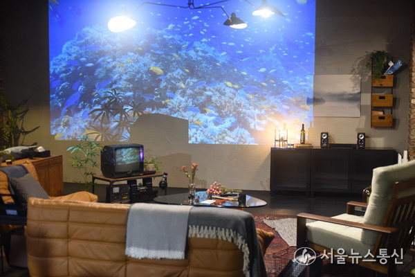 이번 숙박 이벤트는 세븐틴의 신규 앨범을 다각도로 체험할 수 있도록 기획된 2024년 10월 16일부터 25일까지 이어지는 대형 프로젝트인 ‘세븐틴 스트리트’ 캠페인의 일환으로 준비됐다. 이 캠페인은 서울의 활발한 지역 중 하나인 강남의 중심지에서 펼쳐지는 팝업 스트리트 페어 경험을 포함해 다양한 프로그램이 마련돼 있다. 2024.10.14. (현장 사진 이민희 기자)