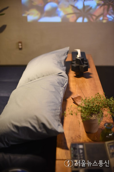 이번 숙박 이벤트는 세븐틴의 신규 앨범을 다각도로 체험할 수 있도록 기획된 2024년 10월 16일부터 25일까지 이어지는 대형 프로젝트인 ‘세븐틴 스트리트’ 캠페인의 일환으로 준비됐다. 이 캠페인은 서울의 활발한 지역 중 하나인 강남의 중심지에서 펼쳐지는 팝업 스트리트 페어 경험을 포함해 다양한 프로그램이 마련돼 있다. 2024.10.14. (현장 사진 이민희 기자)