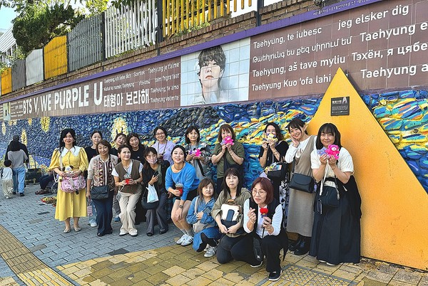 대구시와 대구문화예술진흥원 관광본부는 지난 12일 일본 현지 인플루언서와 K-POP을 좋아하는 한류팬으로 구성된 여행 단 19명이 대구를 방문해 한류 관광지 방문 및 한류 문화를 체험했다고 밝혔다.